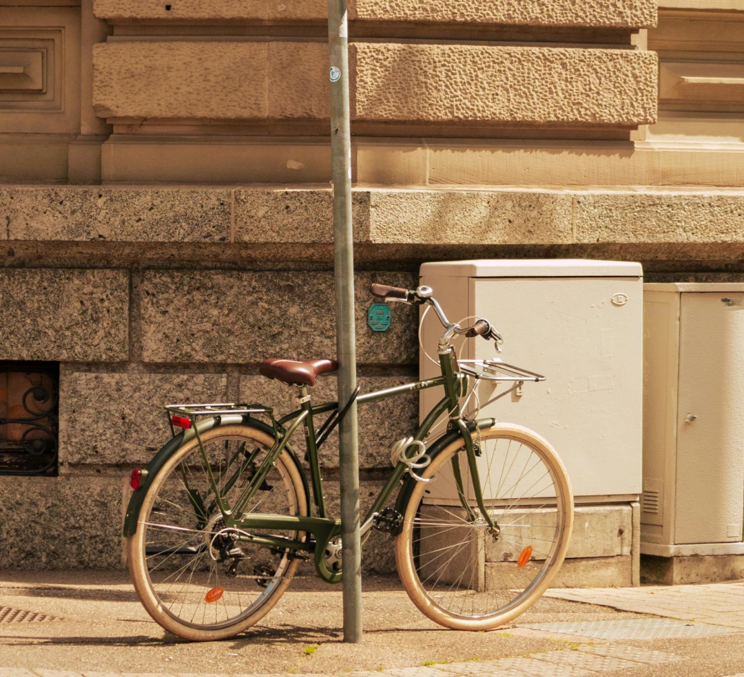 vélo accroché à un panneau